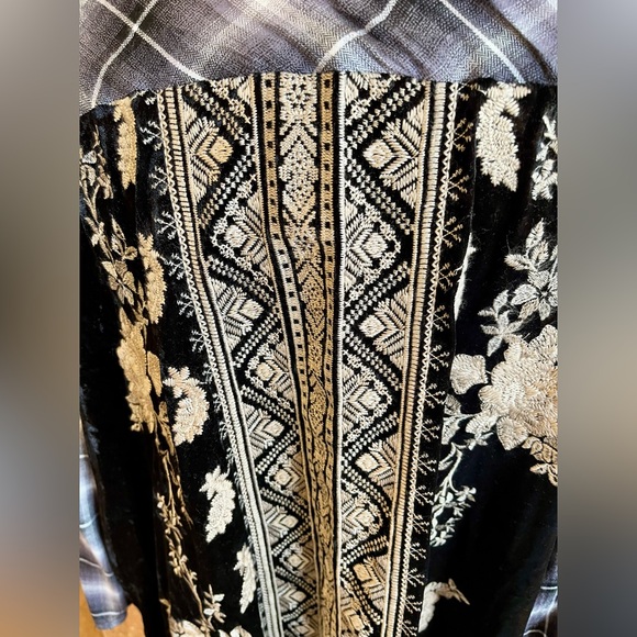 Andree by Unit Black Plaid Button Top w/Black & Cream Embroidered Velvet Back 3x - Picture 3 of 9